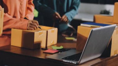 Siyah takım elbiseli bir adam elinde bir kredi kartı tutuyor. Online ödeme. çevrimiçi düzen kavramı.