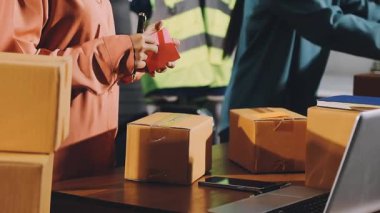 Müşteri için karton kutular hazırlayan bir kadın. çevrimiçi alışveriş ve çevrimiçi alışveriş hizmeti kavramı.