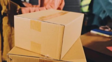 Ahşap arkaplanlı paket