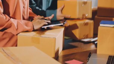 Müşteri hizmetleri için karton kutu paketleyen bir adam. çevrimiçi dağıtım hizmeti kavramı