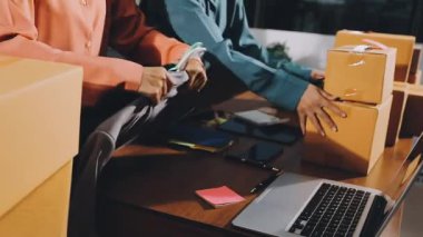 Online iş konsepti. Bilgisayarında paket kutusu ve kredi kartı olan bir teslimatçı..