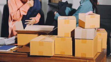 İş ekibi ofiste çalışmak için kutu topluyor.