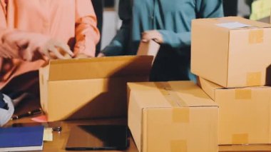 Odada bir yığın kitap olan karton kutular.