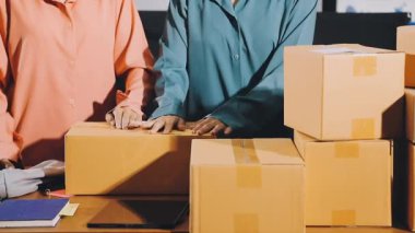 Teslimatçı, kutuları online alışveriş için paketliyor. Teslimat. Çevrimiçi sipariş ve online sipariş. Müşteri hizmetleri ve online alışveriş.