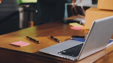 Ofis masasında dizüstü bilgisayarda çalışan adam.