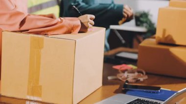 Genç bayan ofiste çalışıyor.