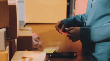 Depoda paketli kutular taşıyan bir adam var. Teslimat hizmeti, paket, online alışveriş konsepti.