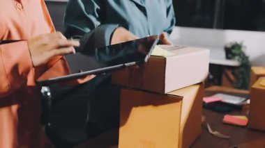 Paket kutusu ve paket tutan adam