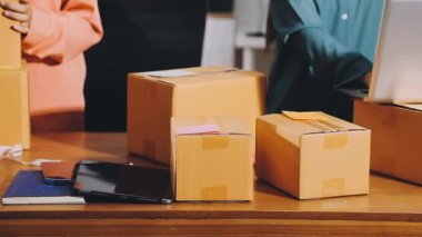 Takım elbiseli, dizüstü bilgisayarı ve kutuları olan bir adam, online iş konsepti, e-posta