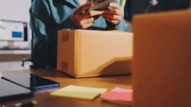 İşadamı müşteriye cep telefonu dağıtımı yapıyor.