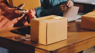 Paketlerle birlikte bir paket taşıyan teslimatçı. çevrimiçi dağıtım.