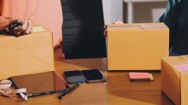 Kadın teslimat için paket kutusu hazırlıyor..