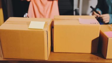 Paket için karton kutular