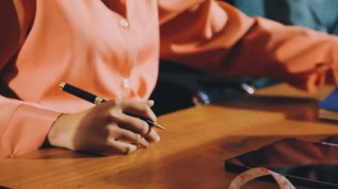 Kafede kredi kartı olan akıllı telefon kullanan bir kadın.