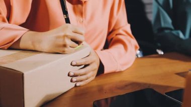 İşletme sahibi paketi üzerinde çalışıyor. teslimat ve nakliye