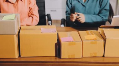 Karton kutuları olan kadın.