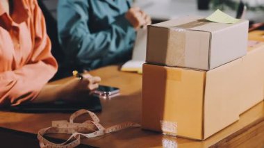 Online alışveriş, teslimat ve iş konsepti. Tişört ve eldiven giymiş genç bir kadın elinde bir karton kutu tutuyor..