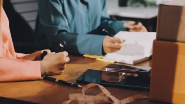 İşyeri sahibi ofiste belge imzalıyor