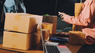 Ofiste bilgisayarda çalışan takım elbiseli bir adam var.