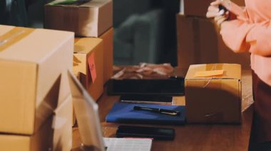 Depodaki müşterilere hazırlanmak için kadın el çantası, online servis konsepti