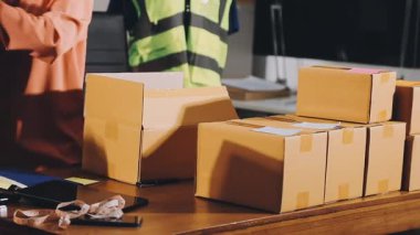 Modern dağıtım merkezindeki kutular ve kutular masanın üzerinde.