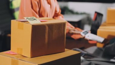 Dükkandaki masada paketli bir adam var..