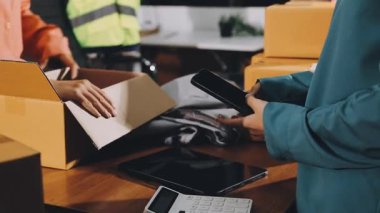 Adam ambalaj kutusundan depodaki müşteriye