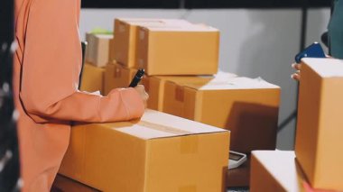 Paket teslimatı için paketlenmiş kadın.