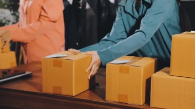 Kadın elinde karton kutu tutuyor.