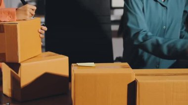 Karton kutudaki adam, teslimat servisi.