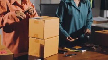 Paket kutusu ve paket kutusu olan bir adam