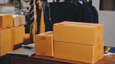 Online alışveriş ve dizüstü bilgisayarlı paket kutusu. Teslimat. çevrimiçi alışveriş kavramı.