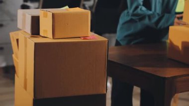 Masanın üzerinde karton kutular olan karton kutu.