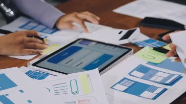 İş adamı iş planı için hesap makinesi kullanıyor