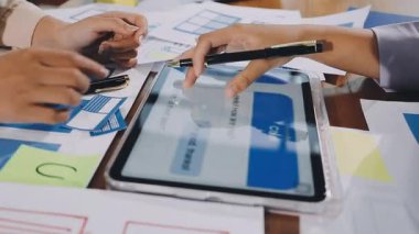 Tablet üzerinde çalışan iş adamlarını kapatın ve masada iş planlarını tartışın. Dijital tabletle modern ofiste iş ekibi toplantısı.