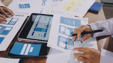 Belgeli dijital tablet kullanan işadamı