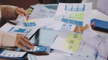 İş ekibi mali raporu tartışıyor ve bir toplantı planlıyor..