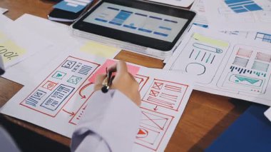 Grafikleri ve panodaki yazıları analiz eden iş adamı