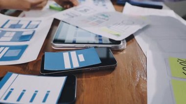 İş adamları mali tabloları tartışıyor