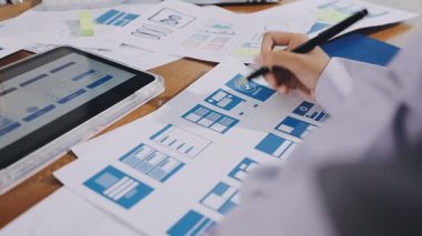 Tablet kullanan ve dijital tabletle çalışan bir iş adamını kapatın.