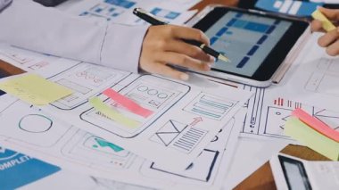 Modern ofiste finansal veriler ve dijital tabletlerle iş ekibi toplantısı, iş planlaması konsepti.