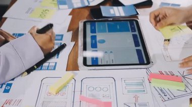 İş adamları proje, planlama ve toplantı üzerine beyin fırtınası yapıyorlar.