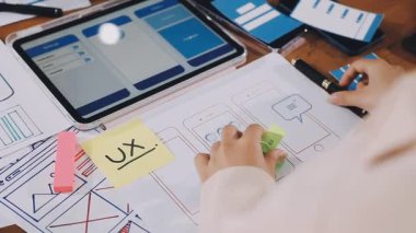 Akıllı telefonlu deftere yazan kadın