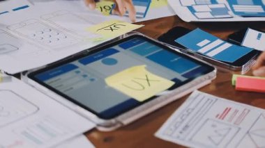 Ofiste elinde tabletle akıllı telefon tutan kadın.