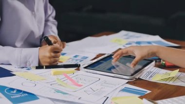 İş adamları iş planlarını tartışıyor ve ofiste beyin fırtınası yapıyorlar. Takım çalışması beyin fırtınası konsepti. Takım çalışması toplantı odasında beyin fırtınası ve beyin fırtınası..