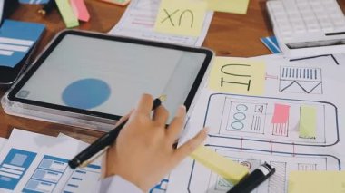 İş ekibi dizüstü bilgisayarda çalışıyor ve iş stratejisini tartışıyor