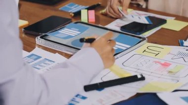 İş adamları iş planını ofisteki masada tartışıyor.