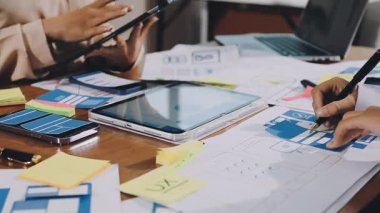 İş adamları ofiste mali verilerle veri tartışıyor ve analiz ediyorlar