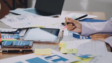 Ofiste çalışan genç işadamlarına yakın çekim