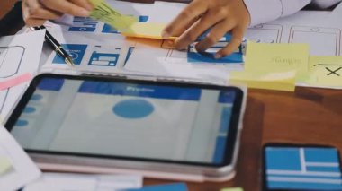 Cep telefonu kullanan ve not yazan bir kadın.